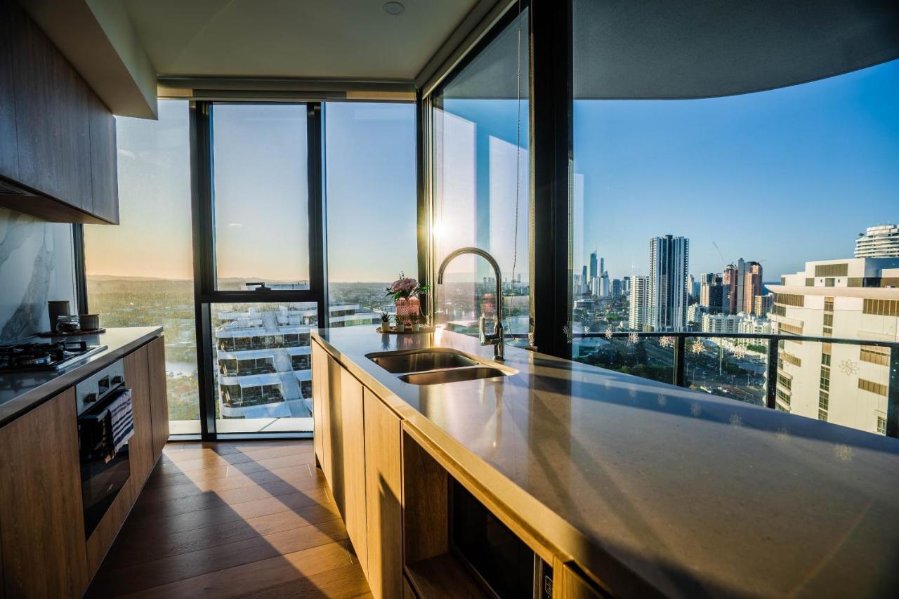 2 Bedroom Luxurious Family Apartment Next To Pacific Fair - Broadbeach Gold Coast Gc22 Exteriör bild