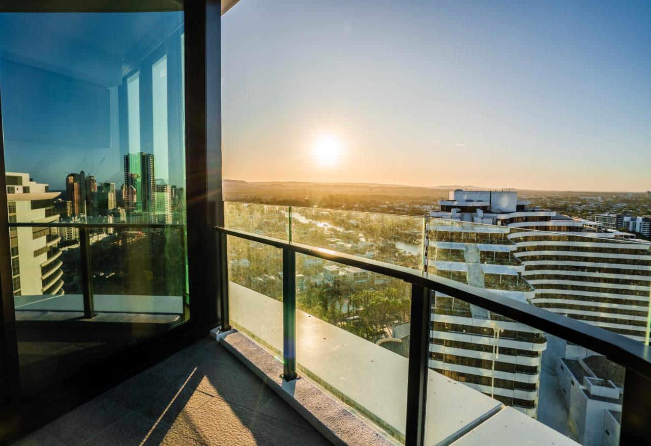 2 Bedroom Luxurious Family Apartment Next To Pacific Fair - Broadbeach Gold Coast Gc22 Exteriör bild